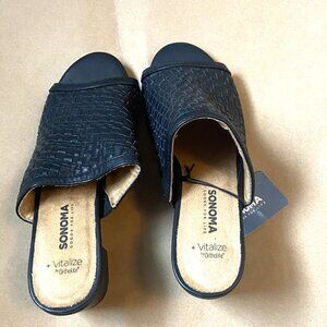 Women's woven slides NWT